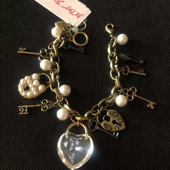 Betsey Johnson Gold Tone Brass Ox Lock & Key Charm Bracelet Crystal/Faux Pearl - Picture 7 of 8